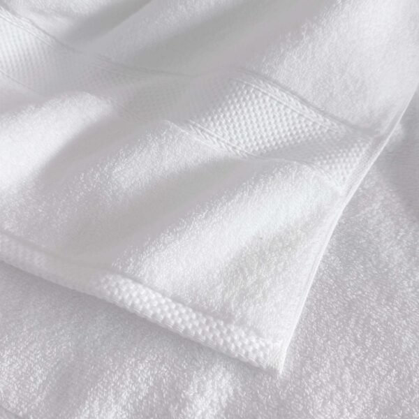 samifyhome-white-cotton-towel-texture-detail.jpg Close-up showing the soft plush texture and hem stitching of a Samifyhome cotton towel
